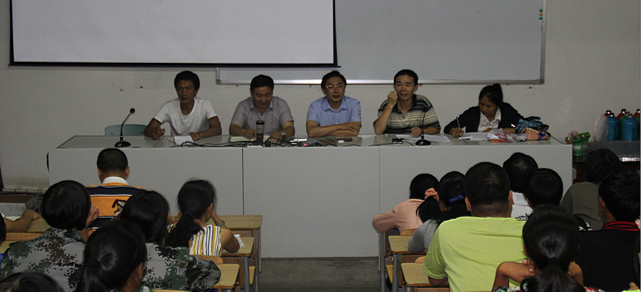 我校2014年彝区“9+3”新生座谈会在阶梯教室举行